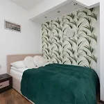 Lägenhet Spacious With Parking And Balcony By Renters