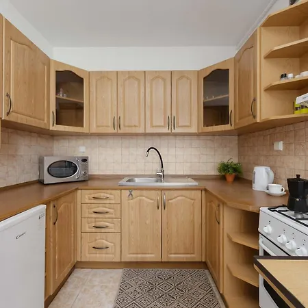 Spacious With Parking And Balcony By Renters Appartement *