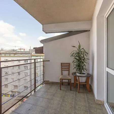 Spacious With Parking And Balcony By Renters דירה