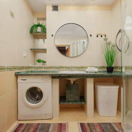 Spacious With Parking And Balcony By Renters Lejlighed