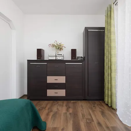 Lejlighed Spacious With Parking And Balcony By Renters