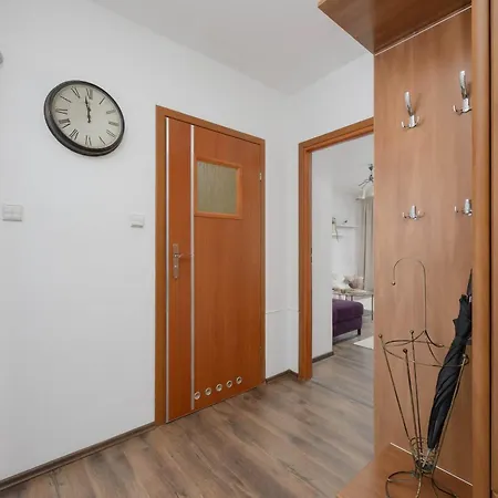 Spacious With Parking And Balcony By Renters Lejlighed