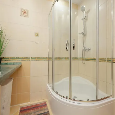 Spacious With Parking And Balcony By Renters