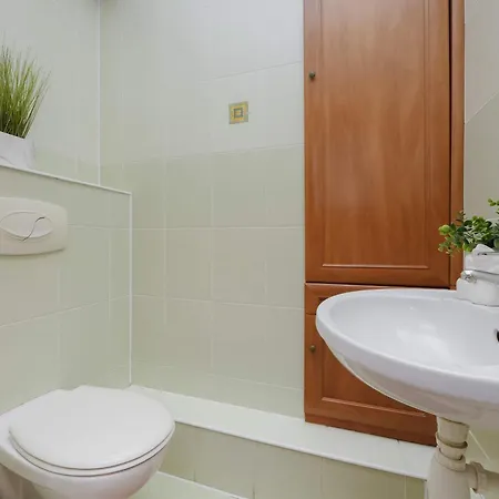 Spacious With Parking And Balcony By Renters Lejlighed